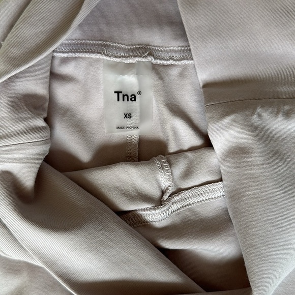 Aritzia TNA Chill Atmosphere high rise 7” short in pale pink women’s XS - Picture 7 of 8